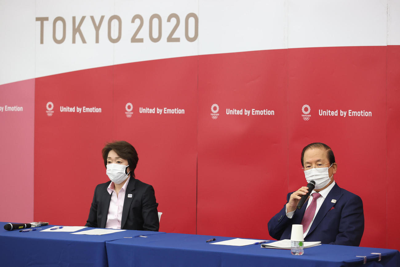 IOC総会でのプレゼンテーションを終え、会見する東京五輪・パラリンピック大会組織委員会の橋本聖子会長（左）と武藤敏郎事務総長（代表撮影）