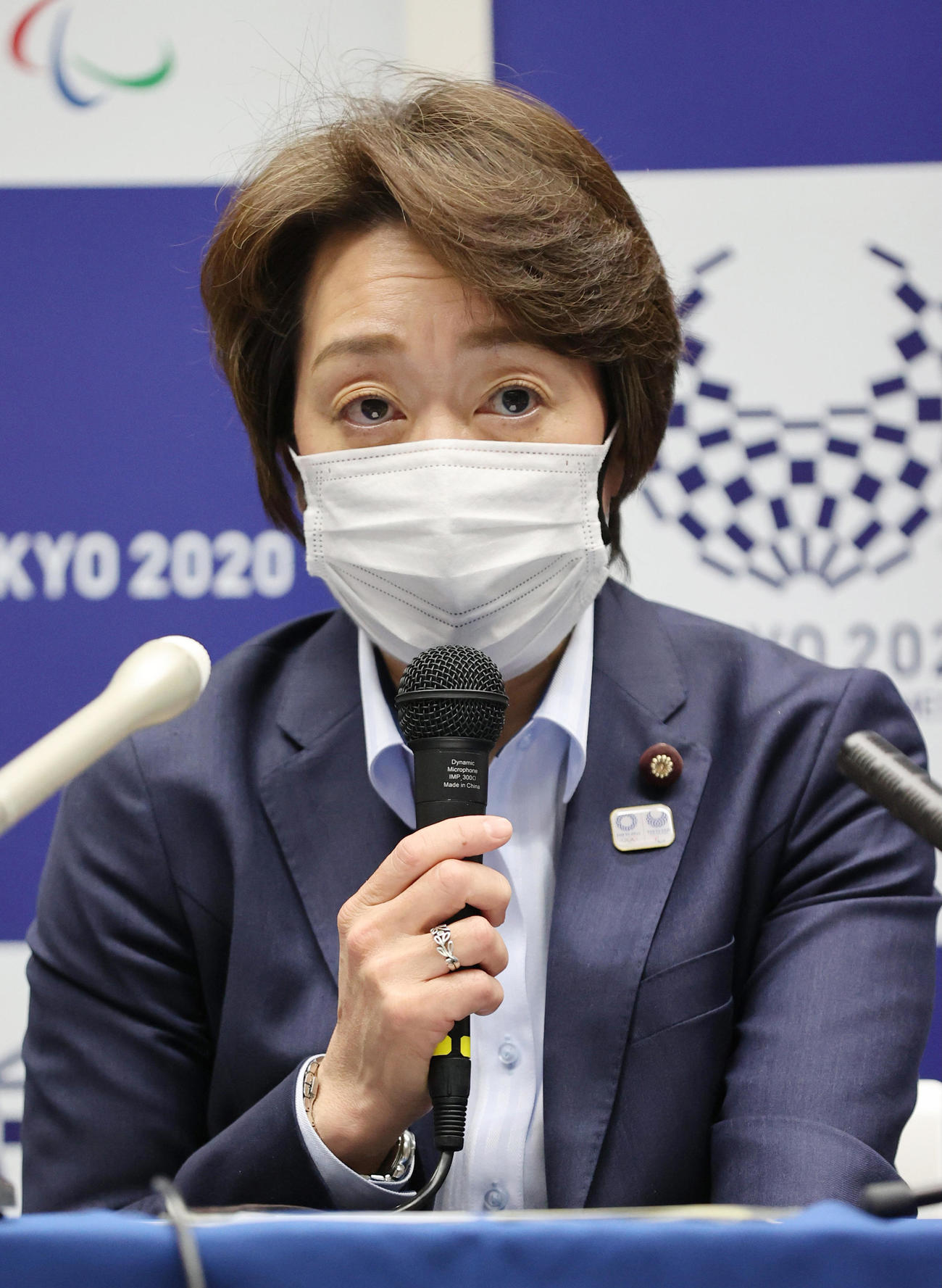 定例会見をする東京五輪・パラリンピック組織委員会の橋本会長（代表撮影）