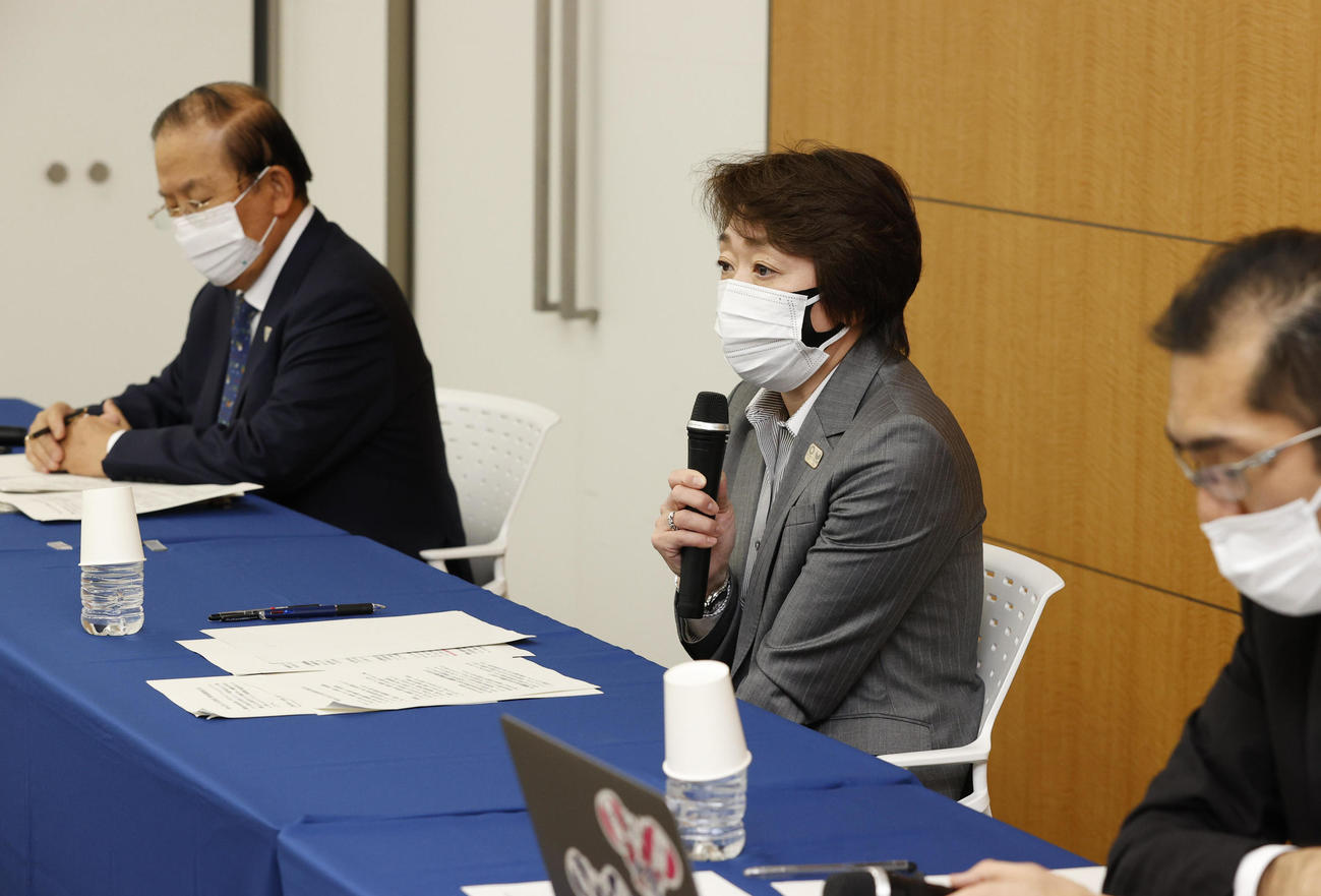 週刊誌報道を受け会見する東京五輪・パラリンピック大会組織委の橋本会長（中央）と武藤事務総長（左）（代表撮影）