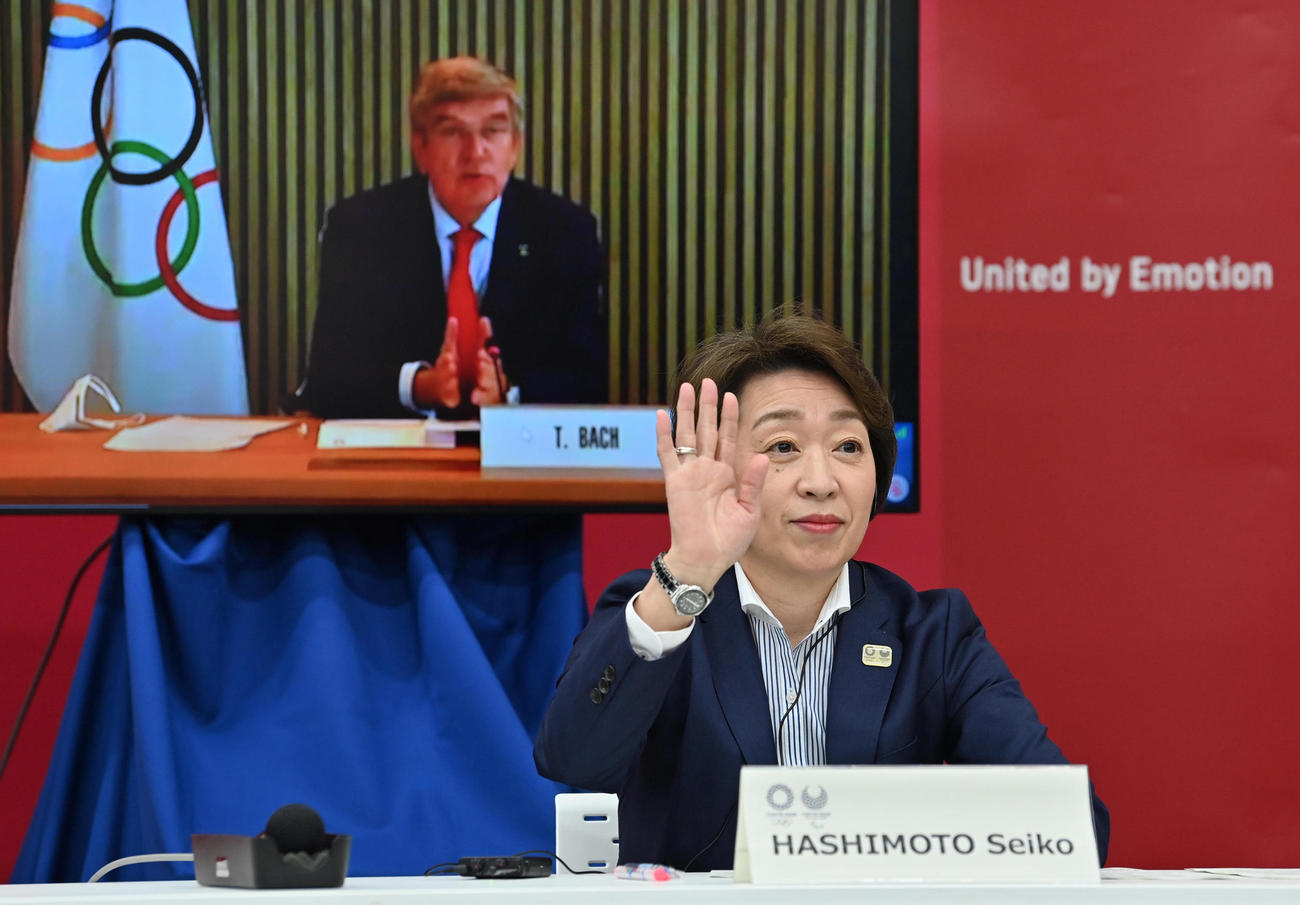 東京五輪・パラリンピックに向けた5者協議で、IOCのバッハ会長（後方）の呼びかけに応じる大会組織委員会の橋本会長（代表撮影）