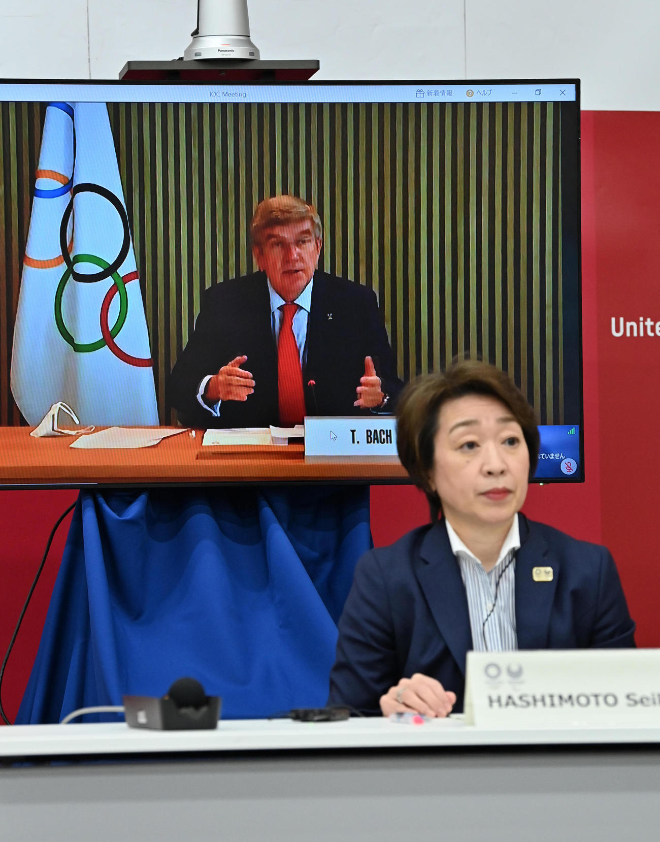 東京五輪・パラリンピックに向けた5者協議であいさつするIOCのバッハ会長（後方）。手前は大会組織委員会の橋本会長（代表撮影）