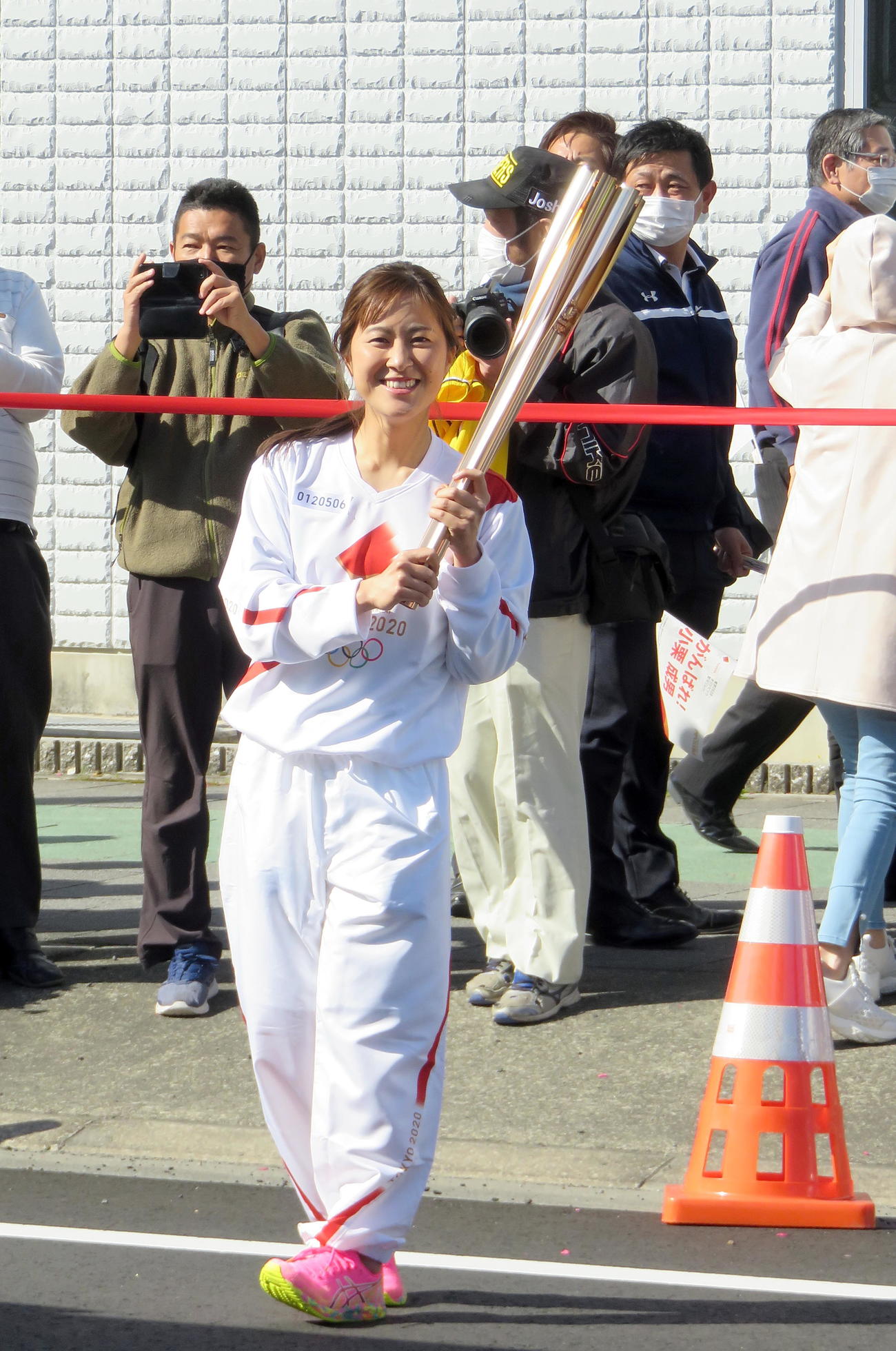 トーチを持ってポーズをとる阪神タイガースwomen三浦伊織外野手（撮影・鎌田直秀）
