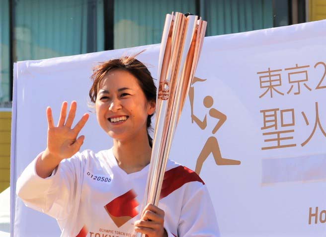 東京五輪聖火リレーに参加した阪神タイガースWomenの三浦伊織選手（球団提供）
