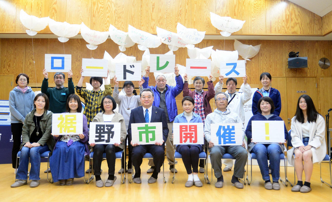 記念撮影に納まる高村市長（前列左から4人目）と裾野市ボランティアのみなさん