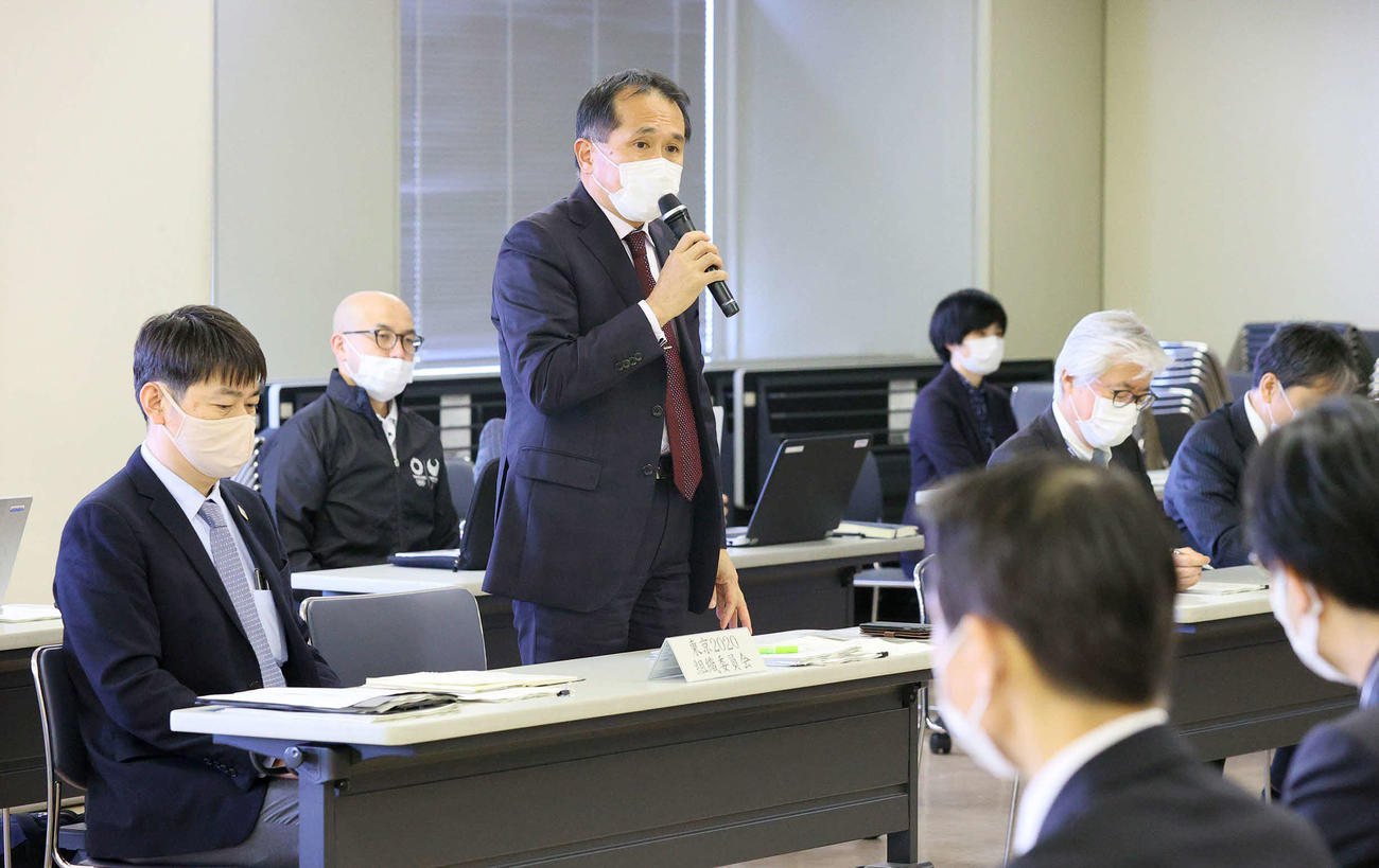 東京五輪のマラソン・競歩に関する実務者会議冒頭であいさつする大会組織委員会の森泰夫大会運営局次長（左から2人目）（代表撮影）