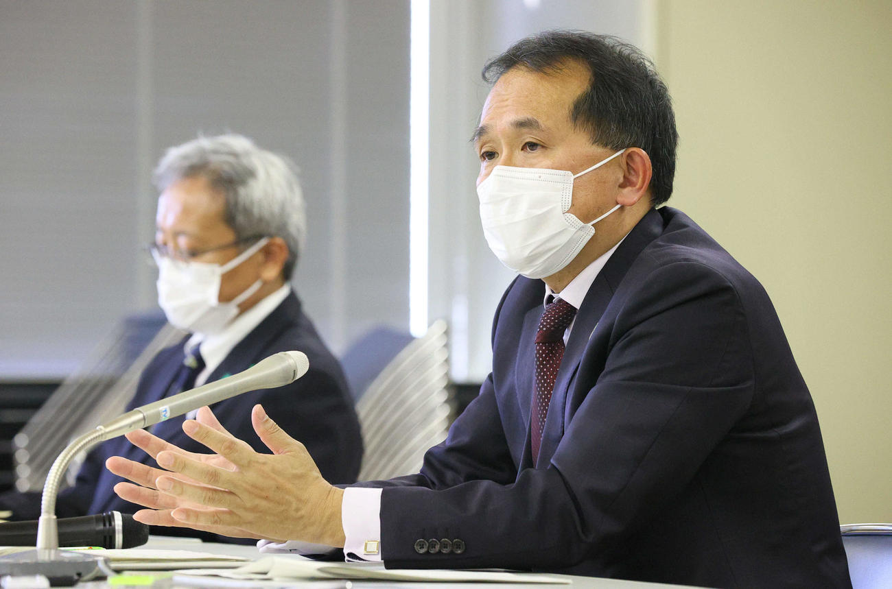 東京五輪のマラソン・競歩に関する実務者会議後、報道陣の質問に答える大会組織委員会の森泰夫大会運営局次長（手前）と北海道の阪正寛東京五輪連携推進監（代表撮影）