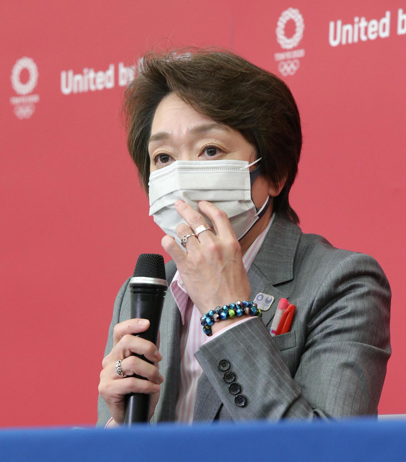 取材に応じる東京五輪・パラリンピック組織委員会の橋本聖子会長（代表撮影）