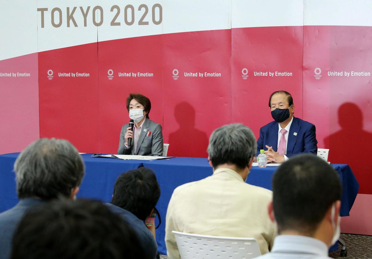 IOC理事会でのプレゼンテーション後、取材に応じる東京五輪・パラリンピック組織委員会の橋本聖子会長（左）と武藤敏郎事務総長（代表撮影）