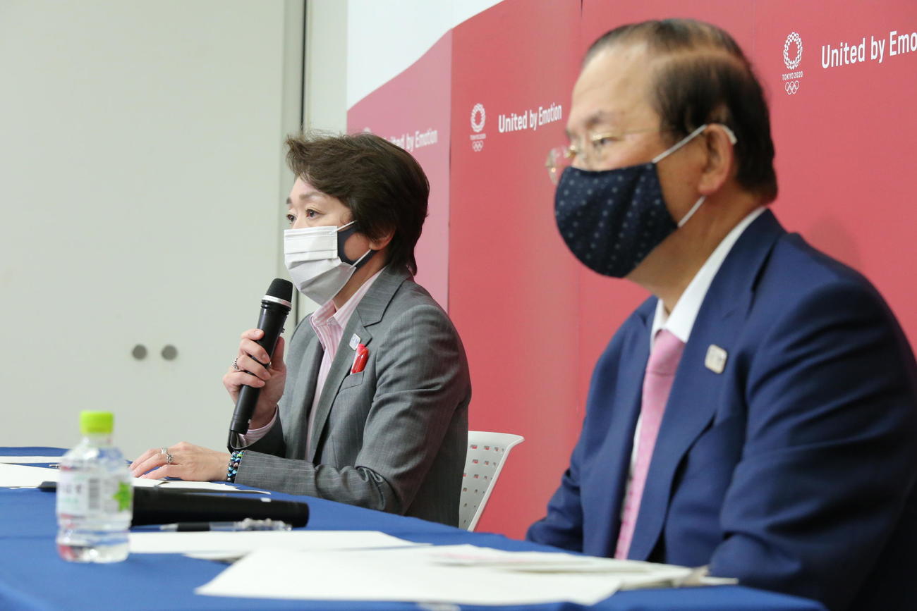 東京五輪・パラリンピック組織委員会の橋本聖子会長（左）と武藤敏郎事務総長（代表撮影）