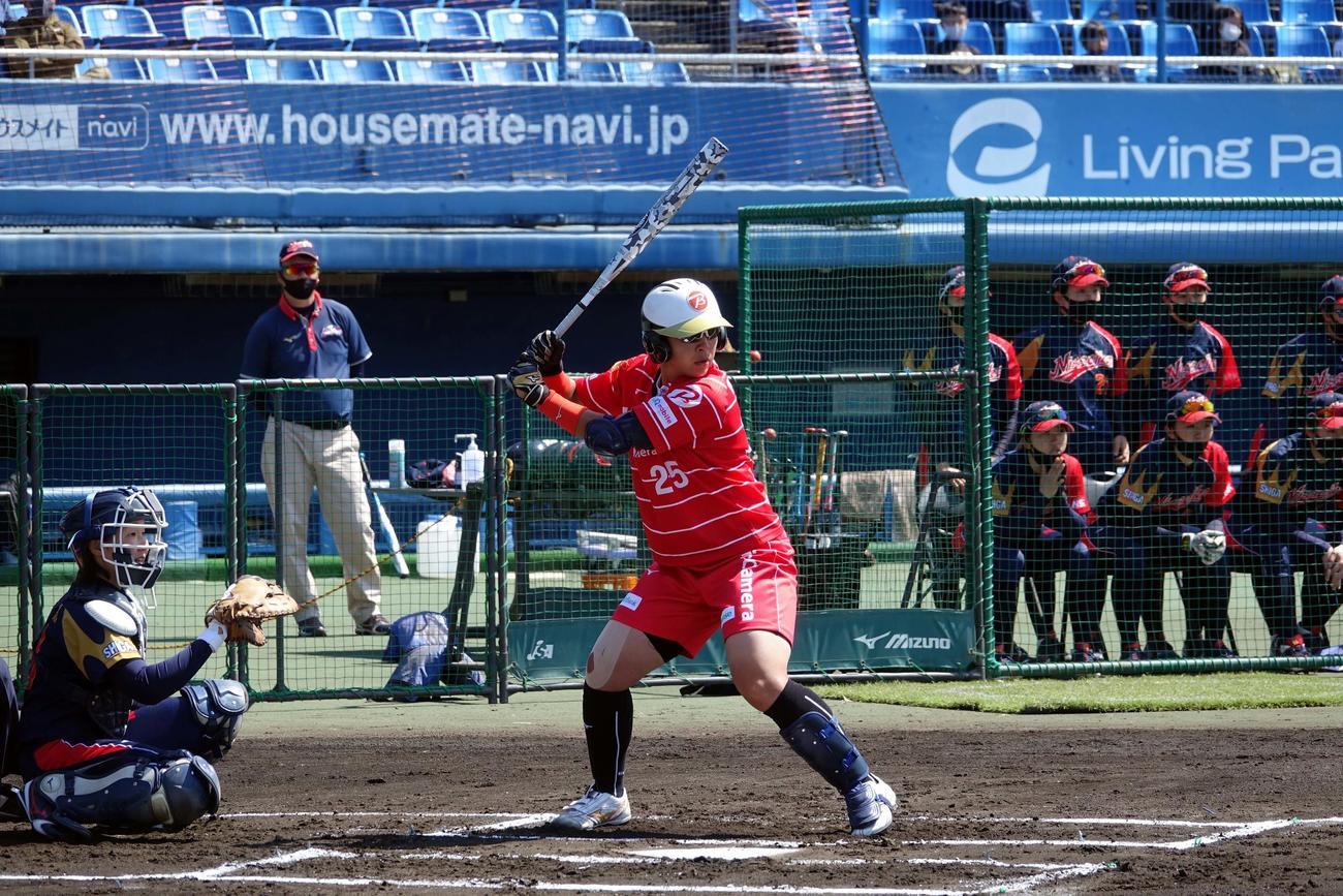 強打でソフトボール女子日本代表をけん引する山本（ビックカメラ高崎提供）
