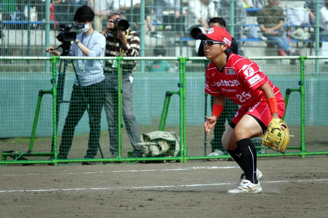 三塁守備をこなすソフトボール女子日本代表の山本（ビックカメラ高崎提供）