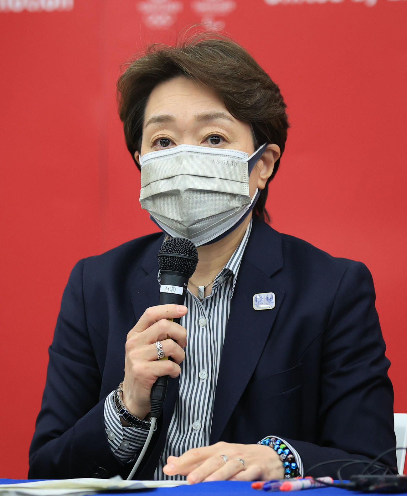 5者協議後、記者会見する東京五輪・パラリンピック組織委の橋本聖子会長（共同）