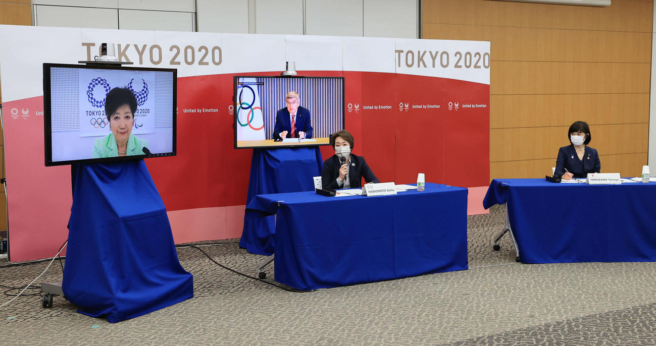 東京五輪・パラリンピックに向けた5者協議に臨む、大会組織委員会の橋本会長（左）、丸川五輪担当相（右）とリモートで参加する（モニター左から）小池都知事、IOCのバッハ会長（代表撮影）