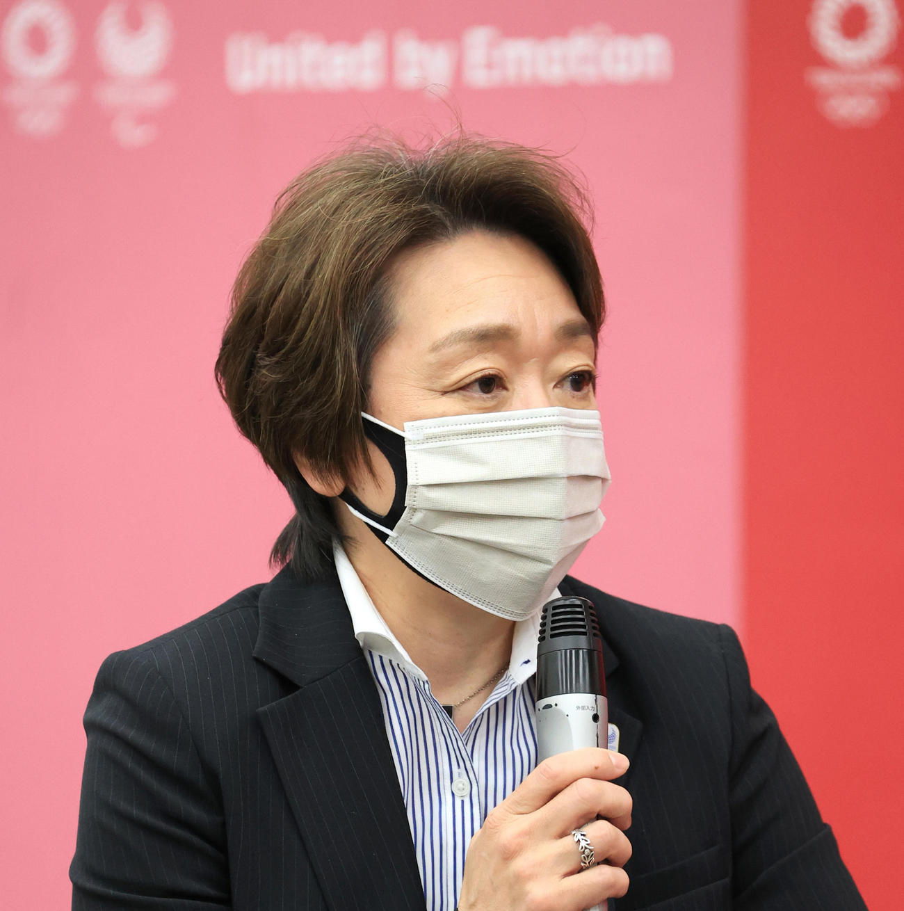 セバスチャン・コー世界陸連会長と会談する東京五輪・パラリンピック大会組織委員会の橋本会長(代表撮影)