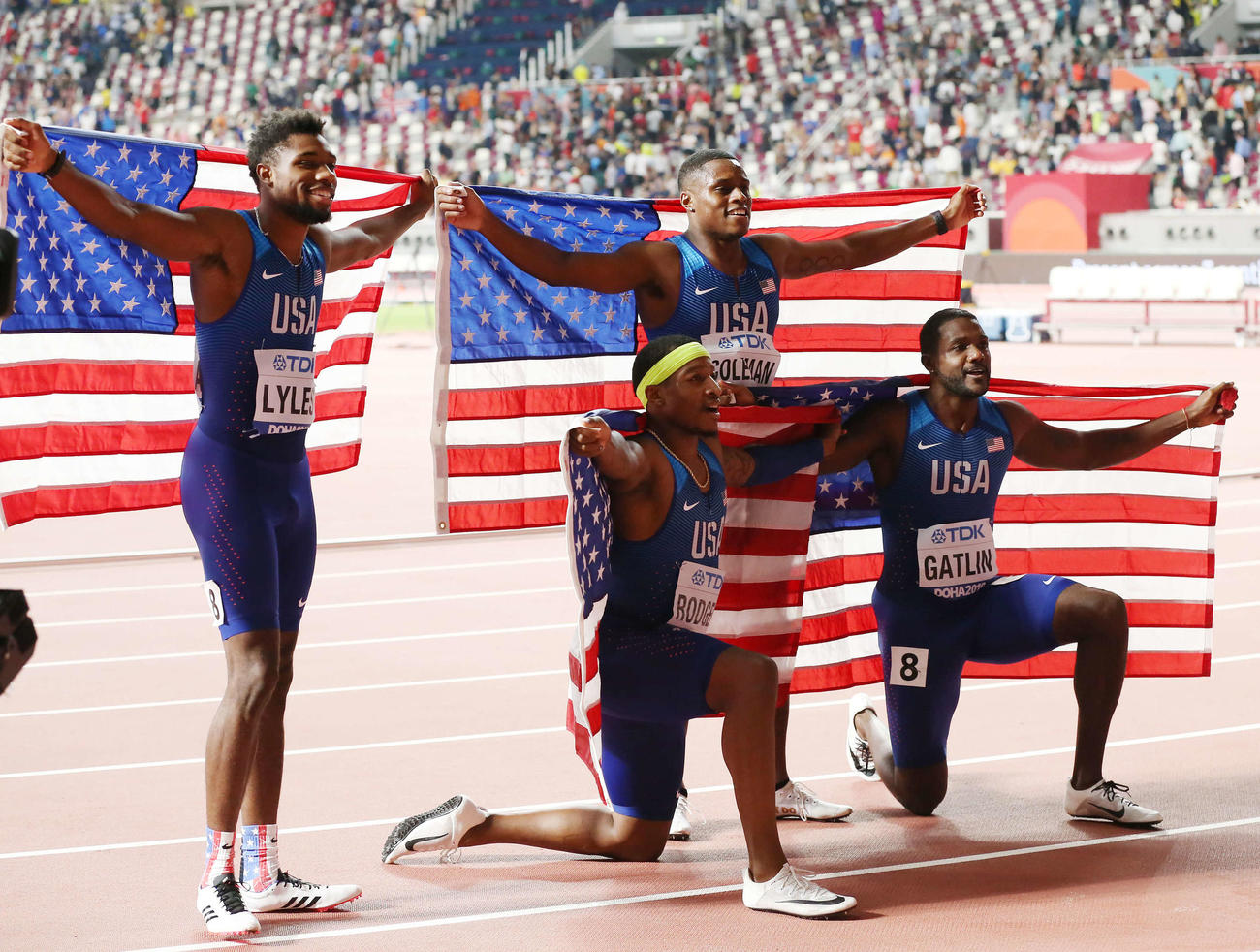 19年10月、世界陸上男子400メートルリレーで優勝し記念撮影する米国チーム