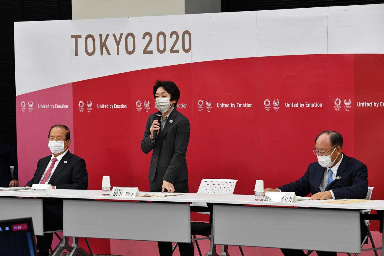 東京2020組織委員会の理事会であいさつする橋本聖子会長（中央）。左は武藤敏郎事務総長、右は御手洗冨士夫名誉会長（代表撮影）