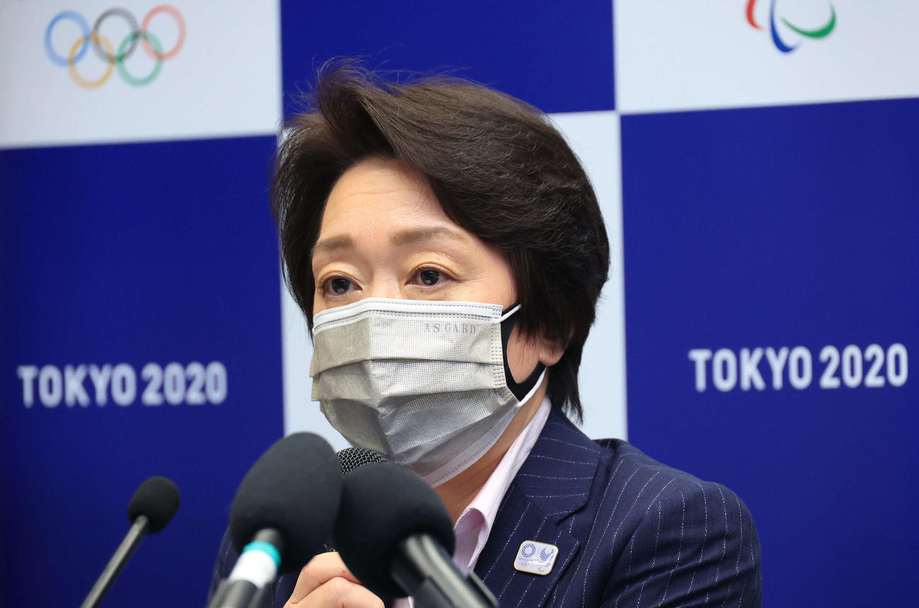 記者会見で質問に答える東京五輪パラリンピック組織委員会の橋本聖子会長（代表撮影）