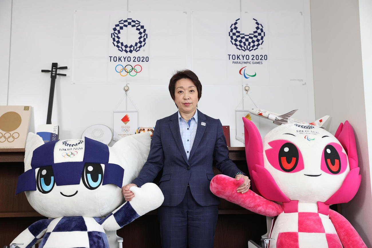 ミライトワ（左）、ソメイティ（右）と手をつないで笑顔を見せる東京五輪パラリンピック組織委員会の橋本会長（撮影・河野匠）