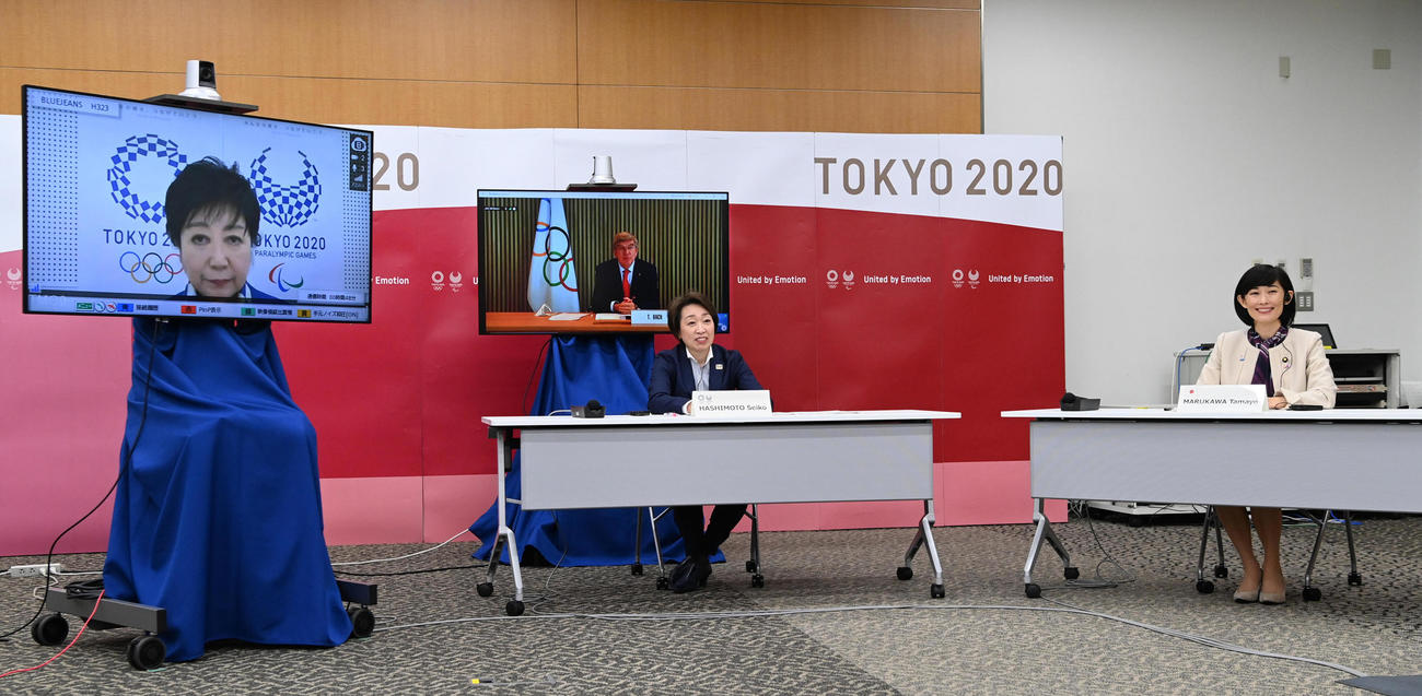 3月、東京五輪・パラリンピックに向けた5者協議をする組織委の橋本会長（中央）。右は丸川五輪相。オンラインで参加する、左から小池都知事、IOCバッハ会長