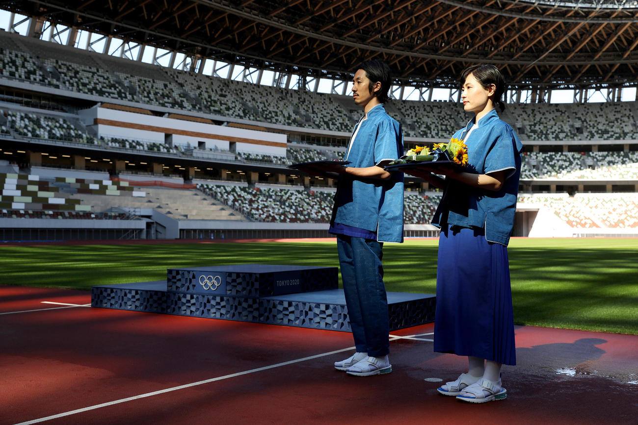 開幕50日前にお披露目された東京五輪・パラリンピックの表彰式衣装（C）東京2020