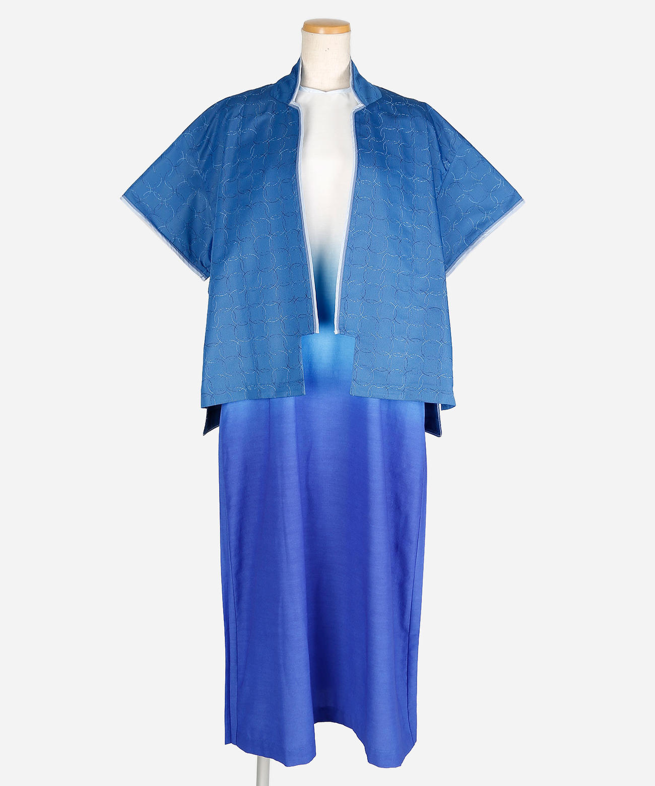 開幕50日前にお披露目された東京五輪・パラリンピックの表彰式衣装（C）東京2020