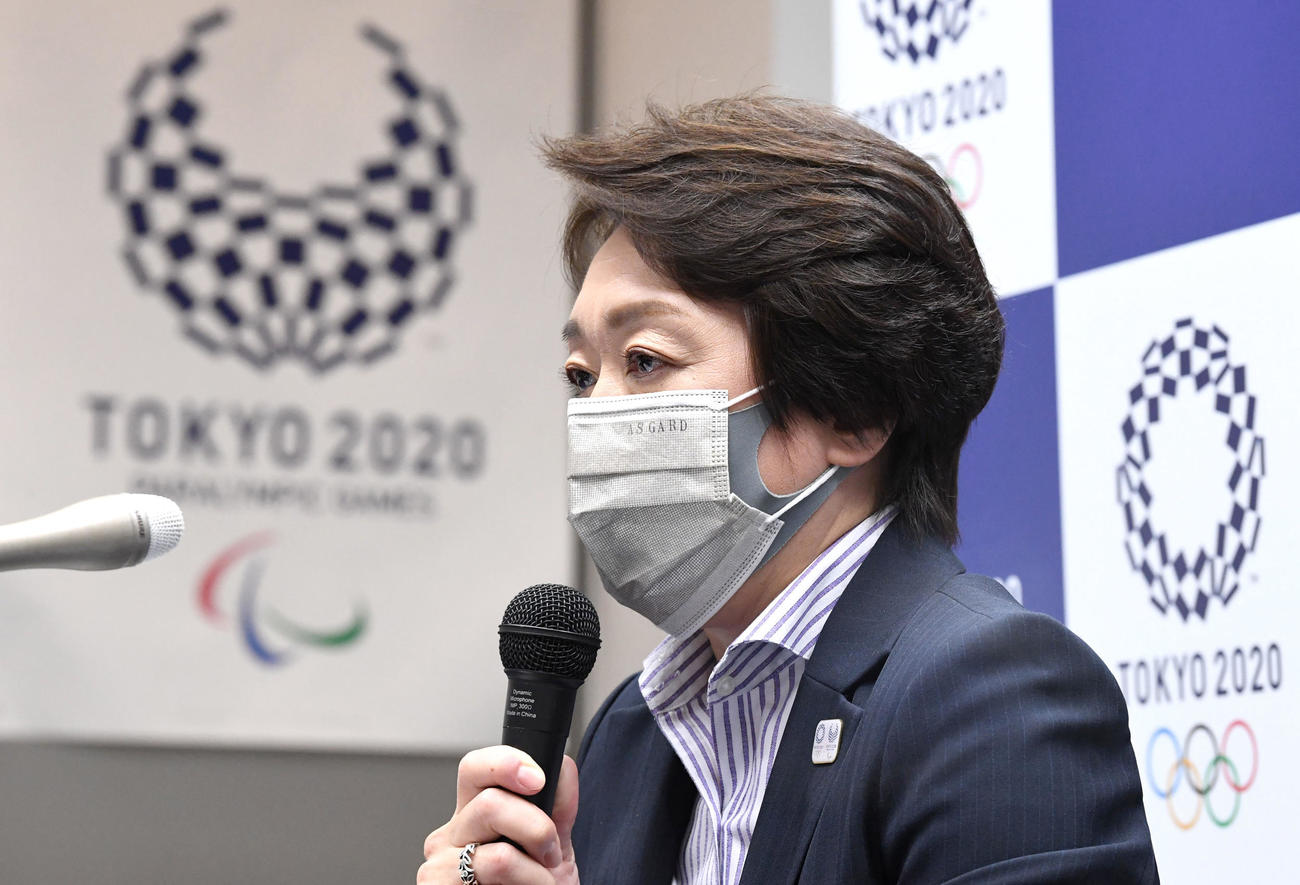 定例記者会見で質問に答える東京五輪・パラリンピック組織委員会の橋本会長（代表撮影）