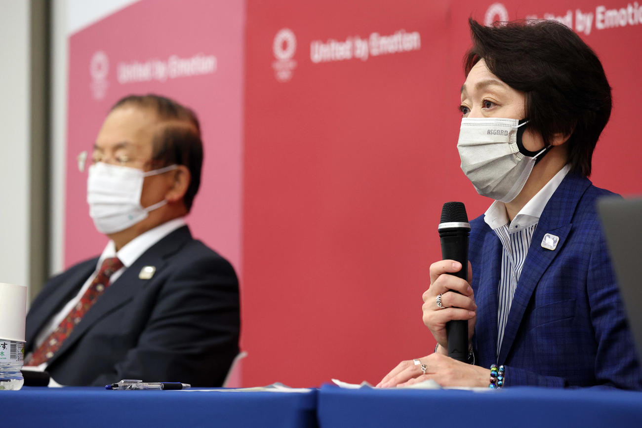 IOC理事会プレゼンテーション　終了後、取材に応じる東京オリンピック・パラリンピック組織委員会の橋本聖子会長（右）と武藤敏郎事務総長（代表撮影）