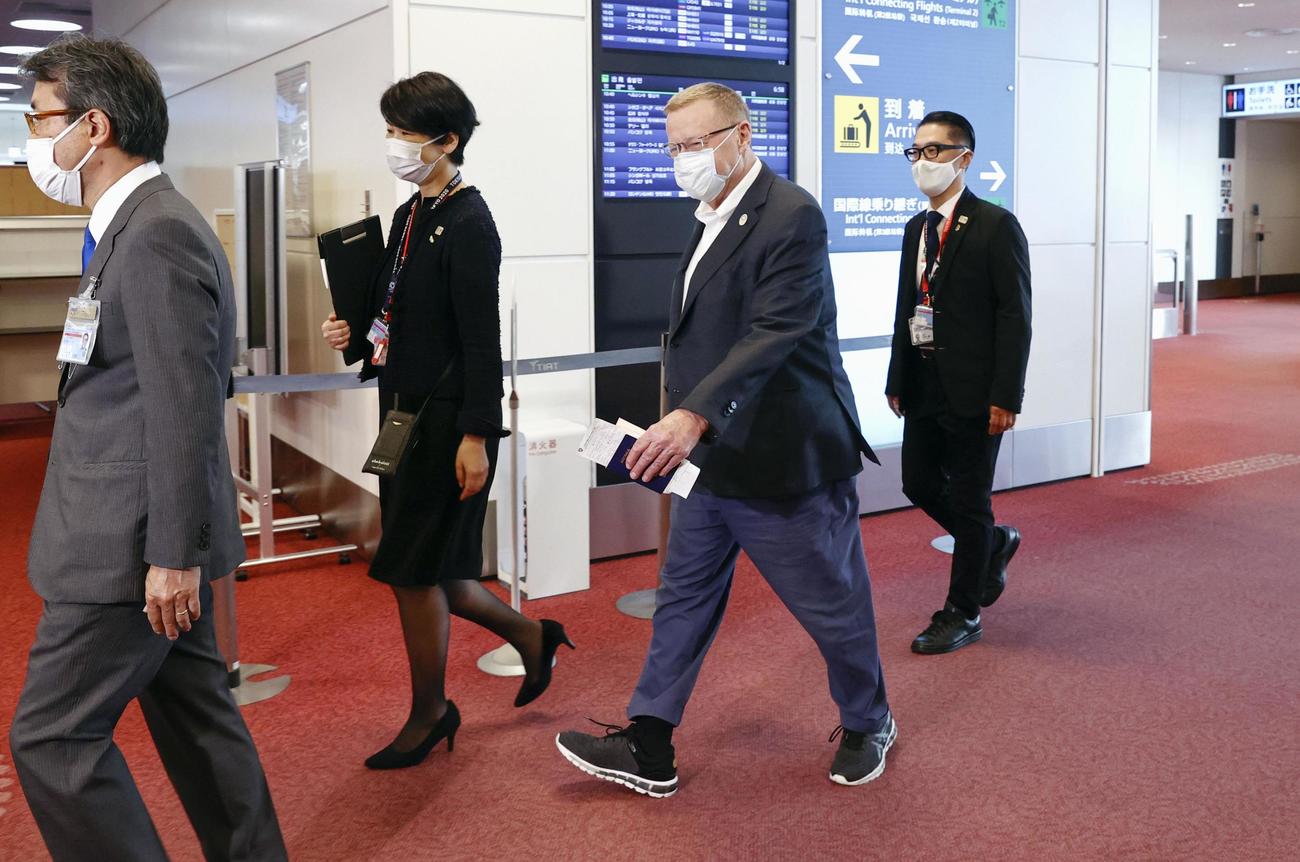 羽田空港に到着したIOCのコーツ調整委員長（右から2人目）（共同）