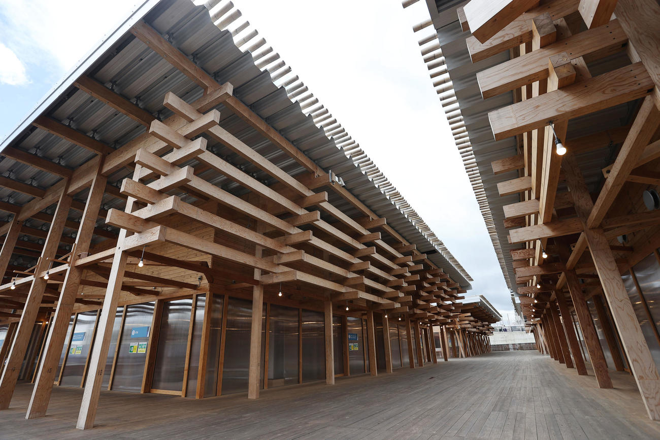 各都道府県産の木材で建てられた選手村ビレッジプラザ（撮影・垰建太）