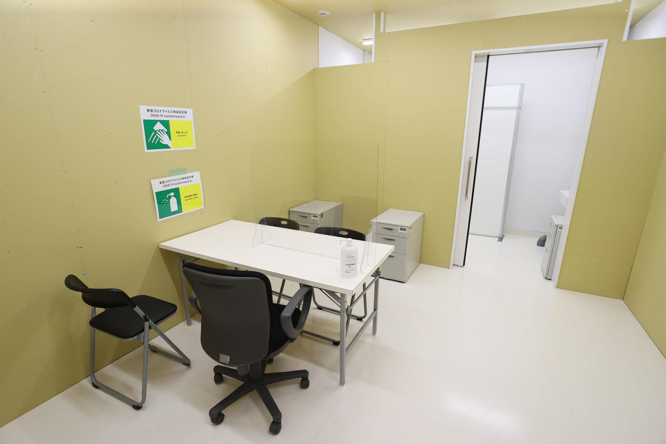 選手村の複合施設内にあるドーピング検査を行う部屋（撮影・垰建太）