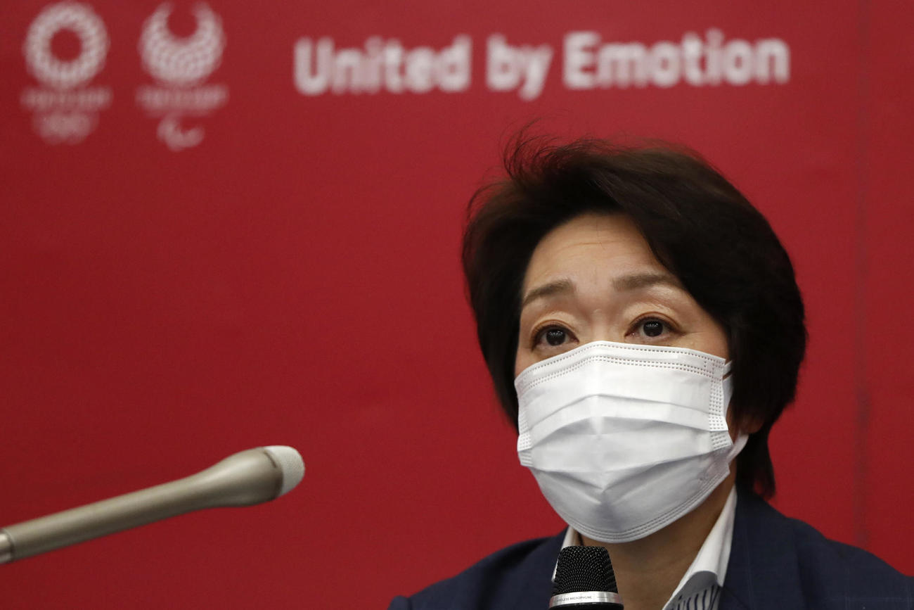 記者会見する橋本聖子会長（AP）