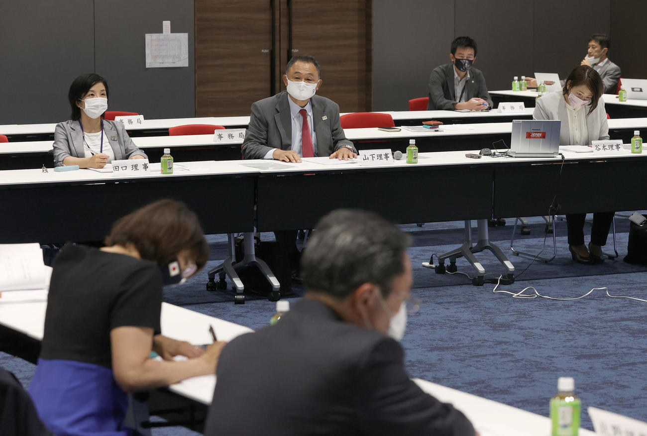 JOCの理事会に臨む山下会長（中央）。左隣は新理事の田口氏、右隣は新理事の谷本氏（代表撮影）