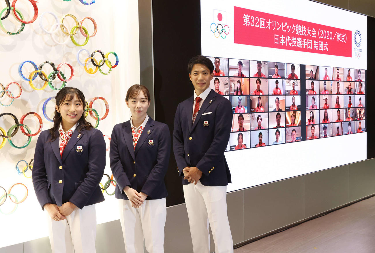 日本代表選手団の結団式を終え、フォトセッションに応じる、左から旗手の須崎、副主将の石川、主将の山県（代表撮影）