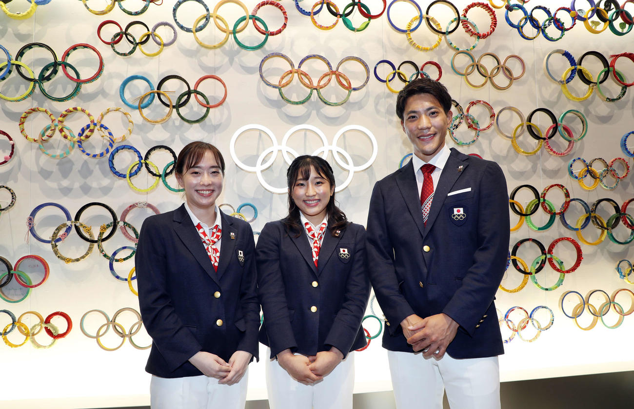 記者会見を終え、記念撮影に臨む東京五輪日本代表選手団の、左から副主将の石川、旗手を務める須崎、主将の山県（代表撮影）