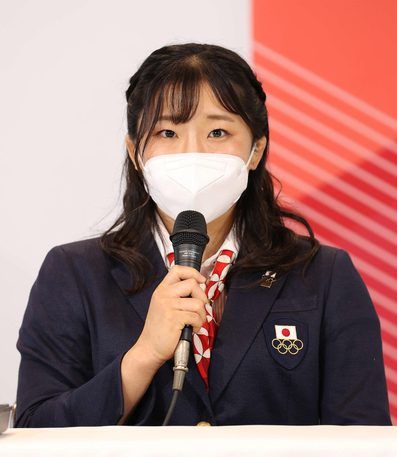 東京五輪日本代表選手団の記者会見に臨む旗手を務める須崎（代表撮影）