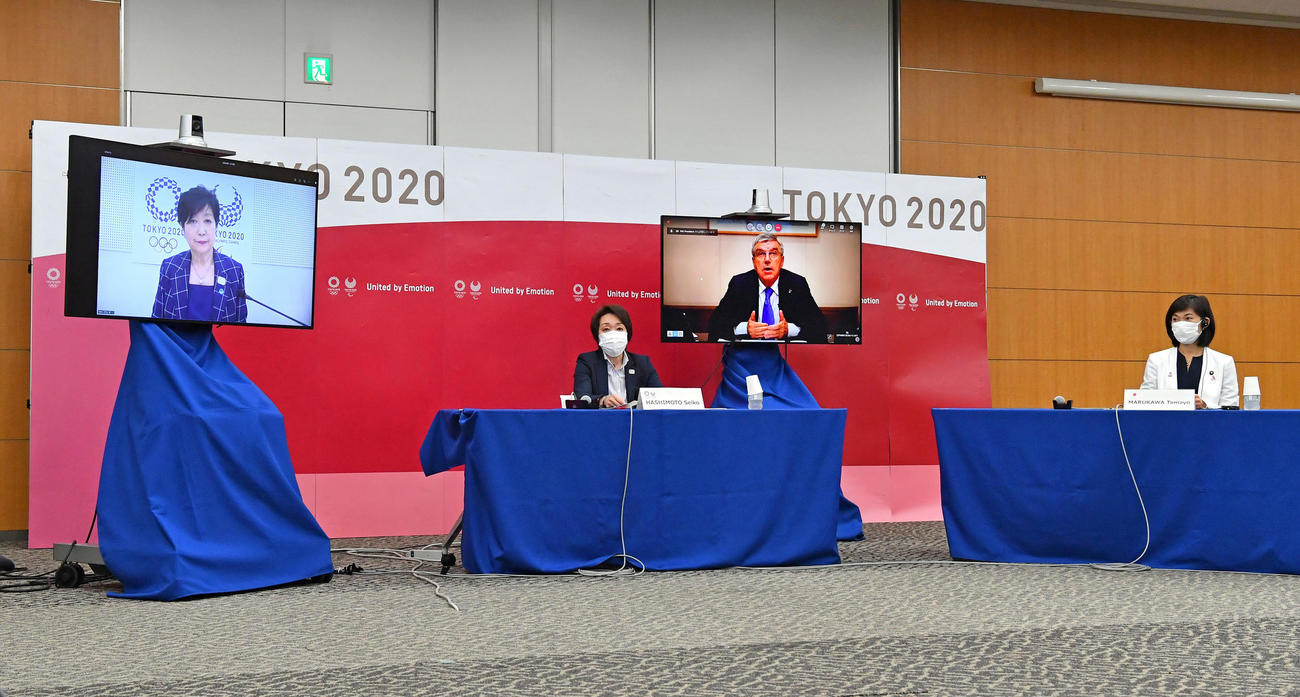 東京五輪・パラリンピックに向けた5者協議に臨む（左から）東京都の小池百合子知事、東京五輪・パラリンピック組織委員会の橋本聖子会長、IOCのバッハ会長、丸川珠代五輪担当相（代表撮影）