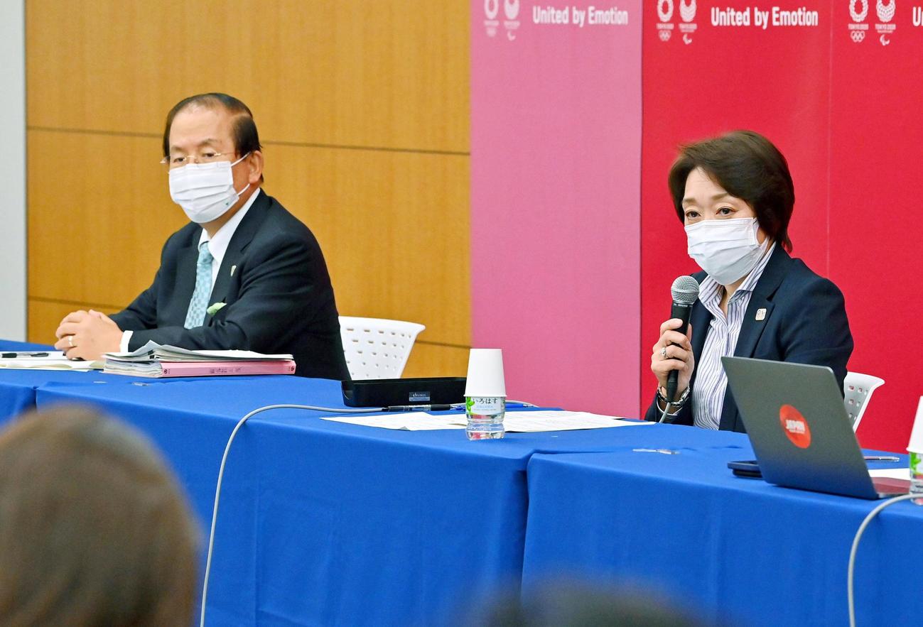 5者協議などを終え、記者会見する東京五輪・パラリンピック大会組織委の橋本聖子会長（右）と武藤敏郎事務総長（共同）