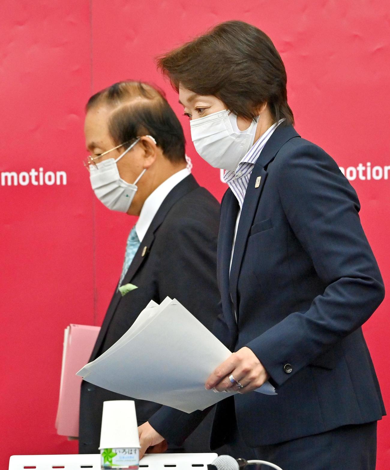 5者協議などを終え、記者会見に臨む東京五輪・パラリンピック大会組織委の橋本聖子会長（右）と武藤敏郎事務総長（共同）