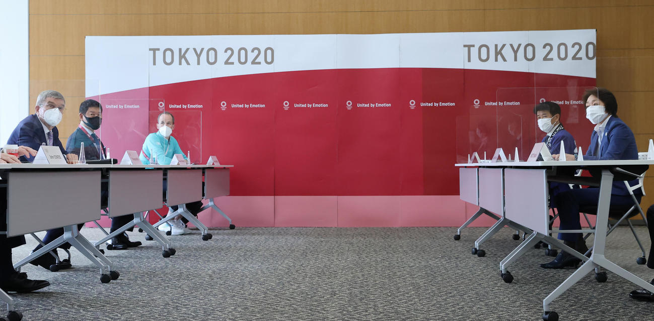 IOCのバッハ会長（左端）らの表敬訪問を受ける東京五輪・パラリンピック大会組織委員会の橋本聖子会長（右端）（代表撮影）