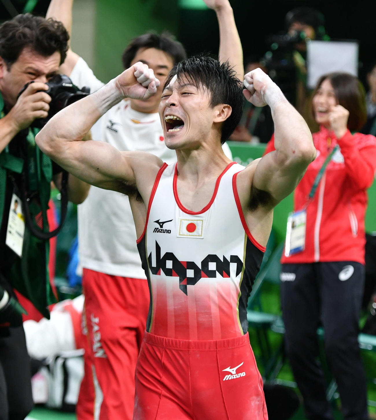 16年リオデジャネイロ五輪体操男子個人総合決勝　逆転で金メダル獲得となり雄たけびを上げて喜ぶ内村