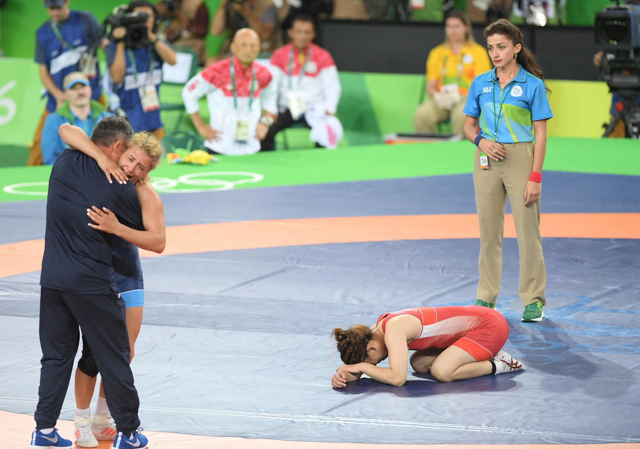 16年リオデジャネイロ五輪レスリング女子フリースタイル53キロ級決勝で、マルーリス（左）に敗れて五輪4連覇を逃した吉田沙保里は、マットにしゃがみ込む＝2016年8月18日