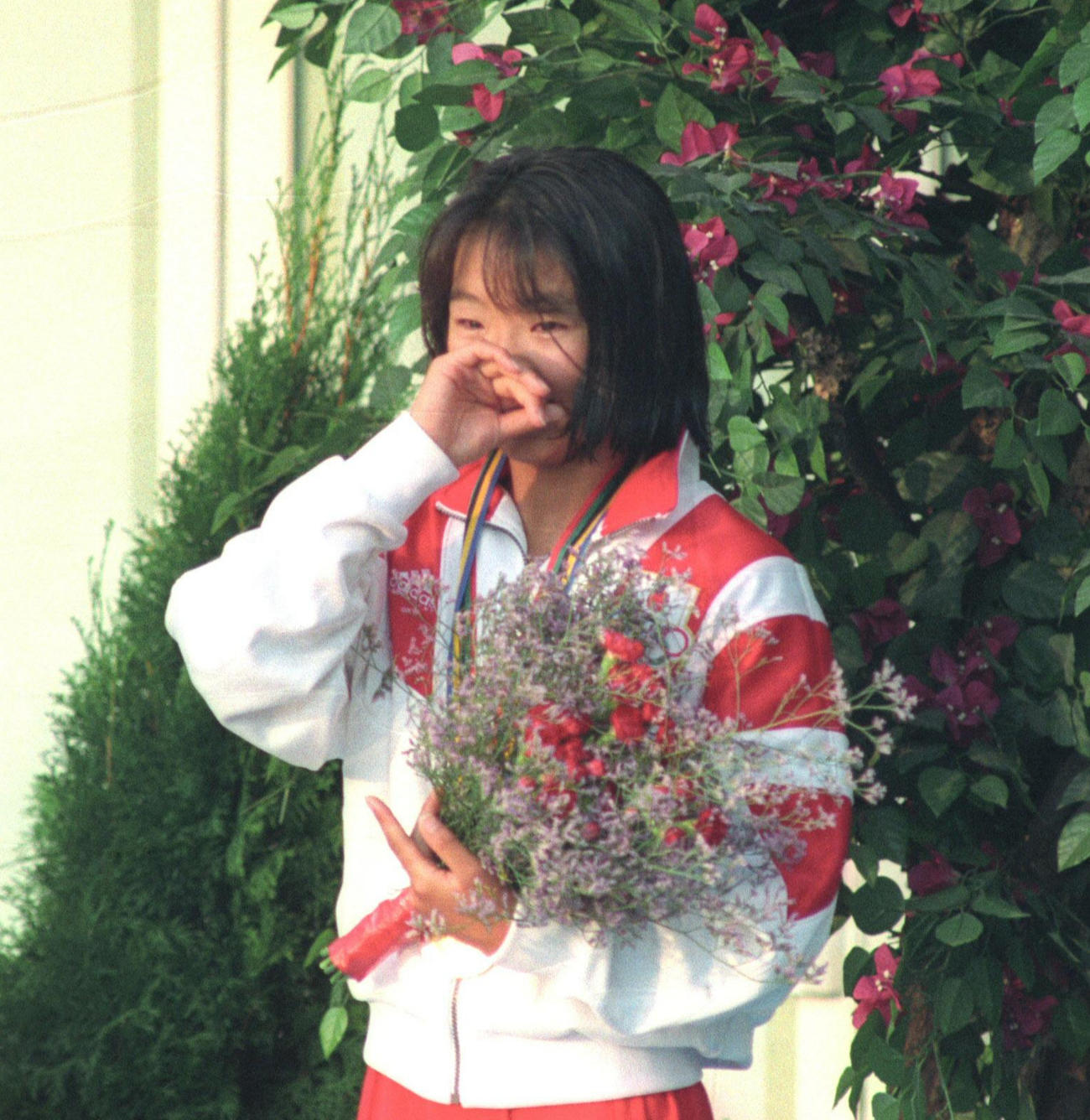 1992年バルセロナ五輪　金メダルを獲得し、表彰台で涙を見せる岩崎