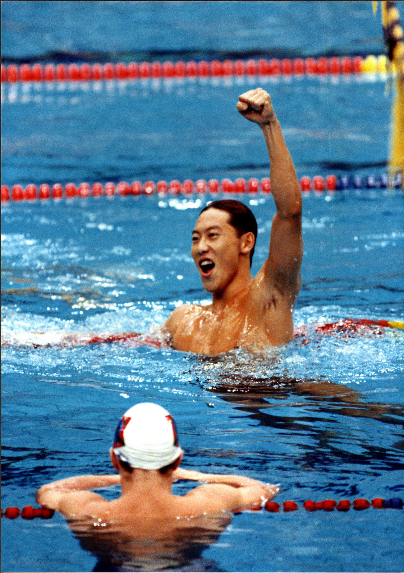 88年ソウル五輪男子100メートル背泳ぎで金メダルを決めてガッツポーズする鈴木大地