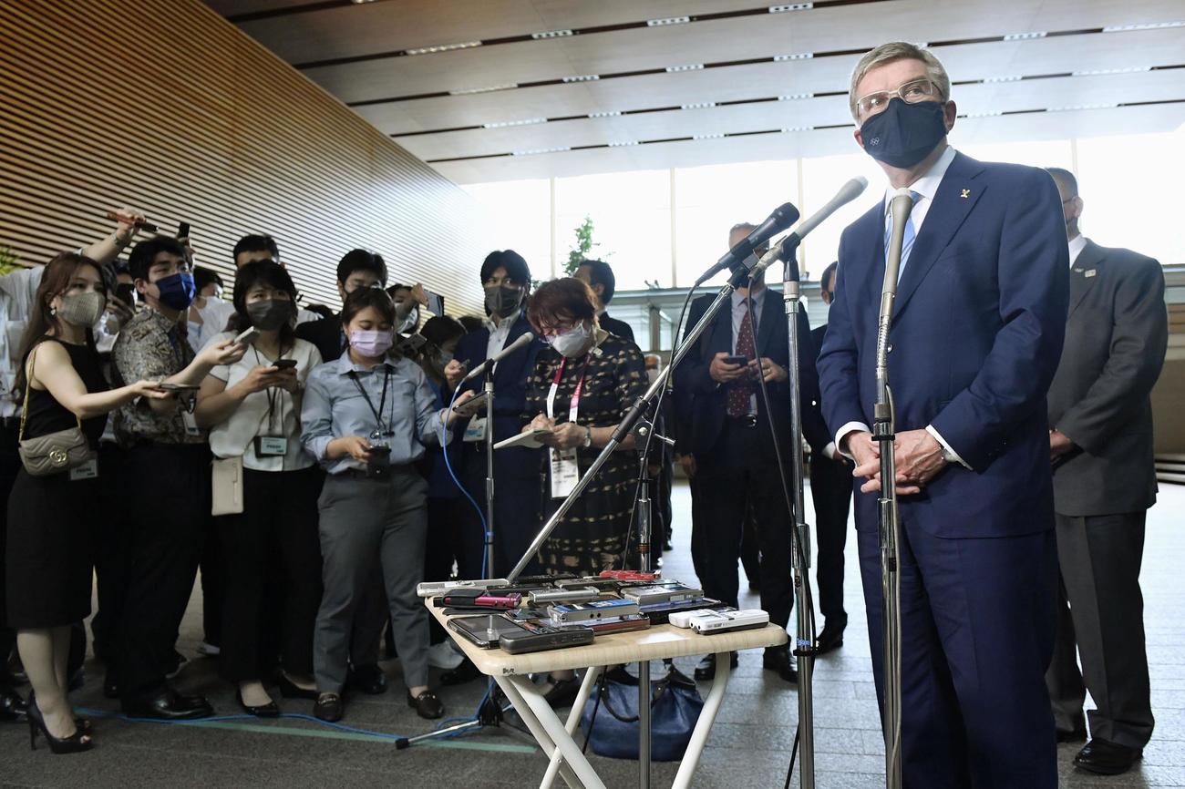菅首相との会談を終え、報道陣の取材に応じるIOCのバッハ会長（共同）