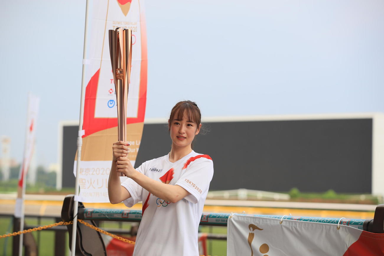 聖火ランナーを務めた騎手の藤田菜七子（代表撮影）
