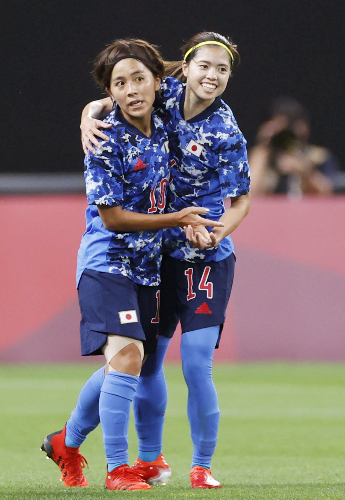 日本―カナダ　後半、同点ゴールを決め、長谷川（右）と喜ぶ岩渕（共同）