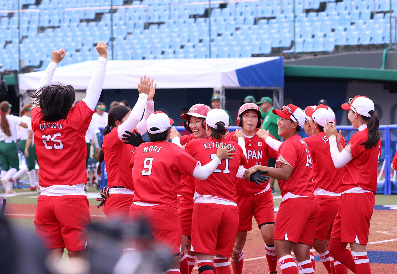 メキシコ対日本　サヨナラ勝ちに喜ぶ日本ナイン（撮影・河野匠）