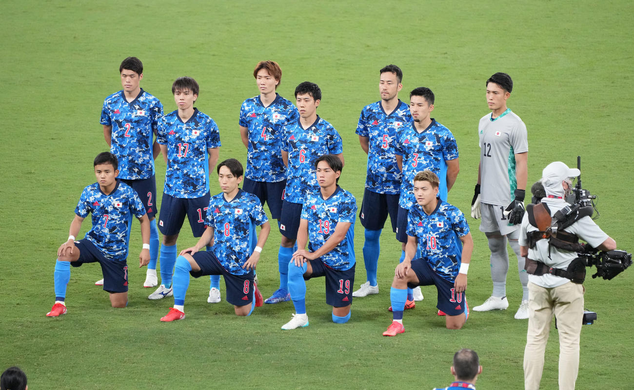 記念写真に納まる日本代表イレブン。前列左から久保、三好、林、堂安、後列左から酒井、田中、板倉、遠藤、吉田、中山、ＧＫ谷（撮影・鈴木みどり）
