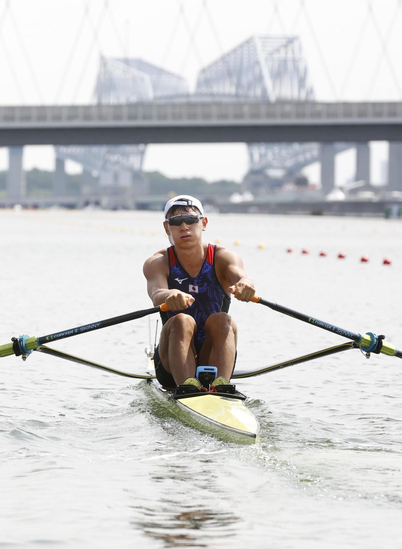 男子シングルスカル予選を通過した荒川龍太（共同）
