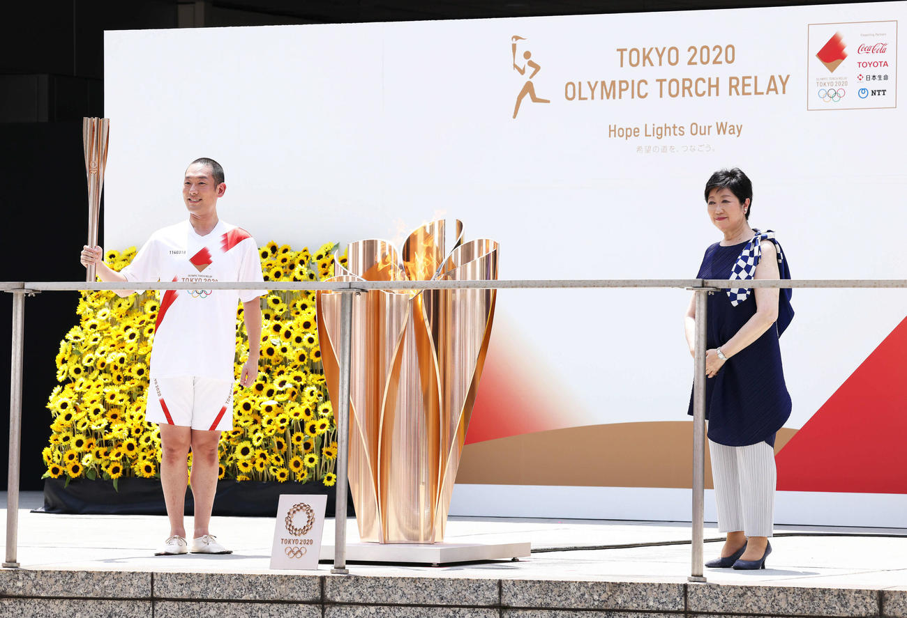 五輪聖火リレー到着式　フォトセッションに臨む中村勘九郎（左）と小池百合子東京都知事（撮影・河田真司）